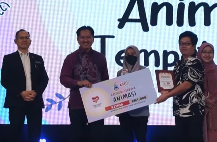 Ellena receiving third place in the Animation category at Sabah Screen Fest 2022