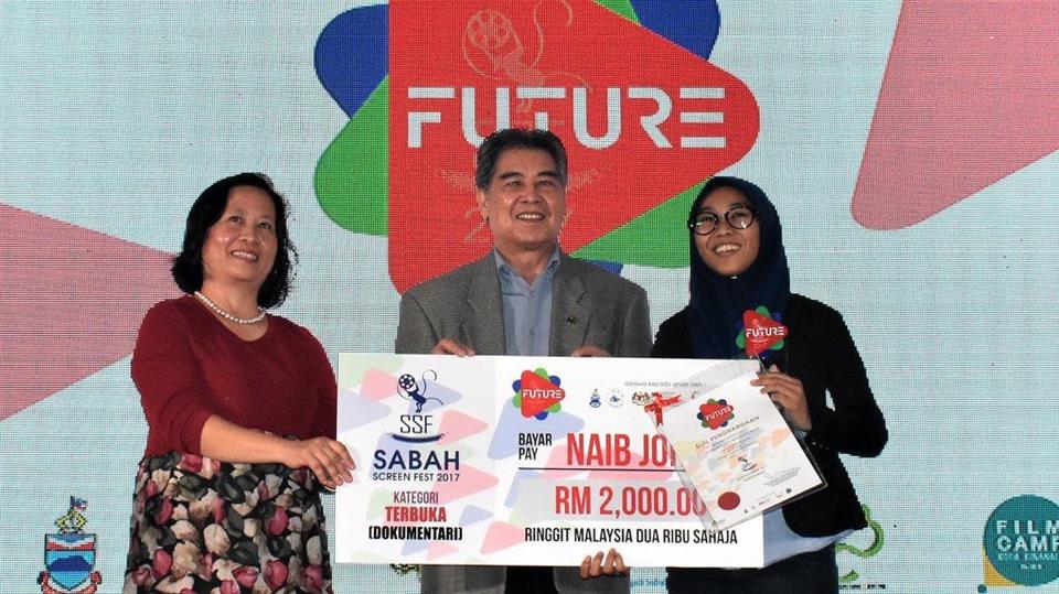 Ellena receiving the documentary runner-up award at Sabah Screen Fest 2017